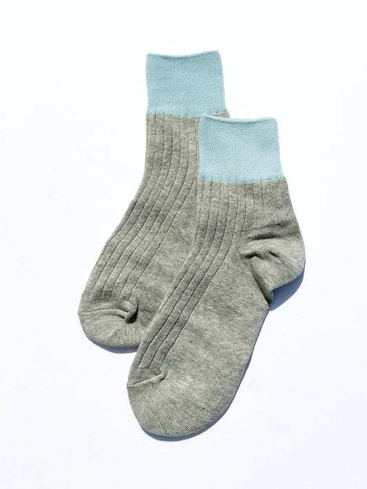 Ribbed Color Pop Sock in Grey w/ Baby Blue